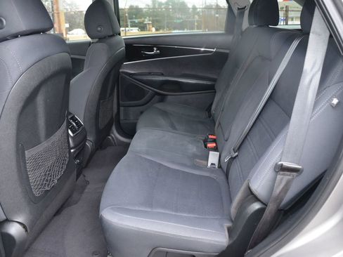 Used 2019 Kia Sorento LX image 8