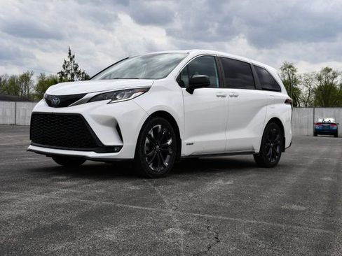 Used 2021 Toyota Sienna XSE image 3
