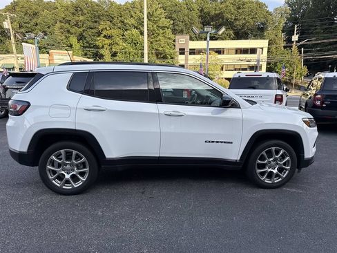Used 2022 Jeep Compass Latitude w/ Sun and Sound Group AWD/4WD image 3