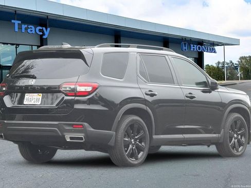 Certified 2025 Honda Pilot Black Edition image 6