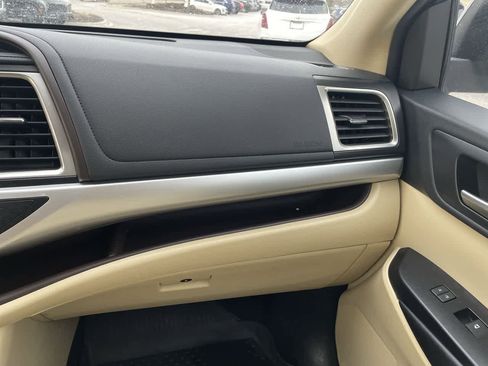 Used 2019 Toyota Highlander XLE image 16