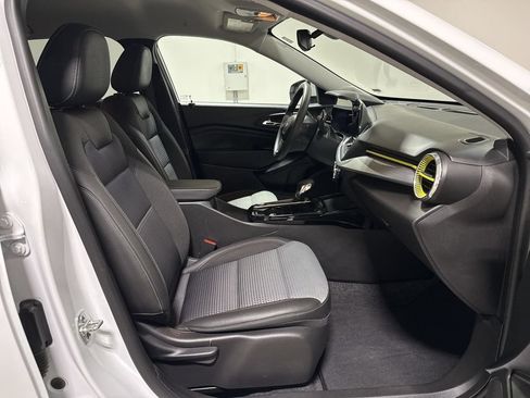 Used 2025 Chevrolet Trax LT FWD image 21