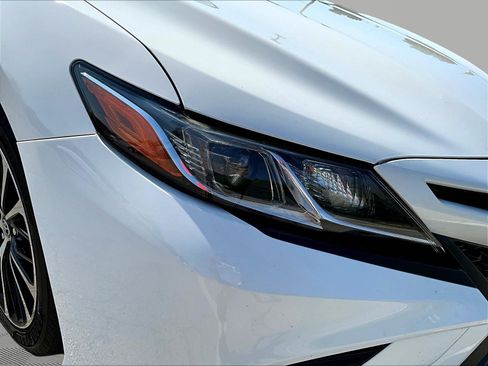 Used 2018 Toyota Camry SE w/ Moonroof Package FWD image 32