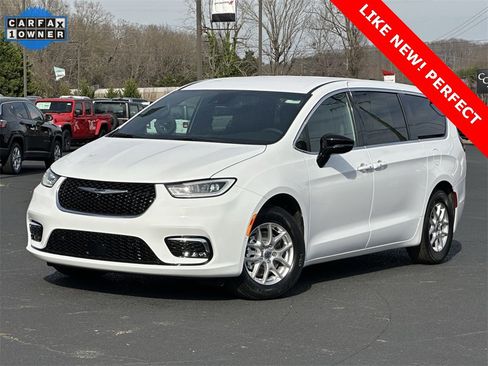 Used 2025 Chrysler Pacifica Select image 37