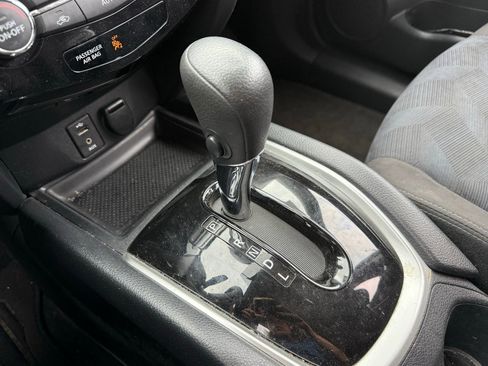 Used 2015 Nissan Rogue SV image 17