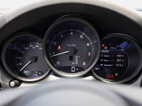 Certified 2025 Porsche Macan image 15