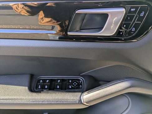 Used 2020 Porsche Cayenne image 10