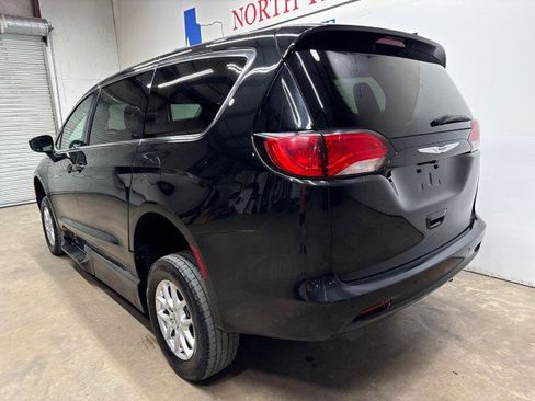 Used 2022 Chrysler Voyager LX image 7
