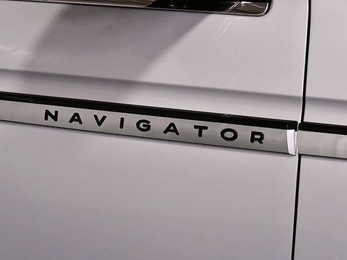 Used 2025 Lincoln Navigator Reserve AWD/4WD image 10