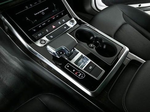 Used 2025 Audi Q8 Premium image 19
