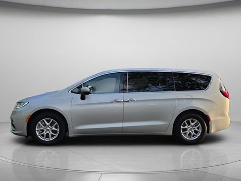 Used 2023 Chrysler Pacifica Touring-L FWD image 3