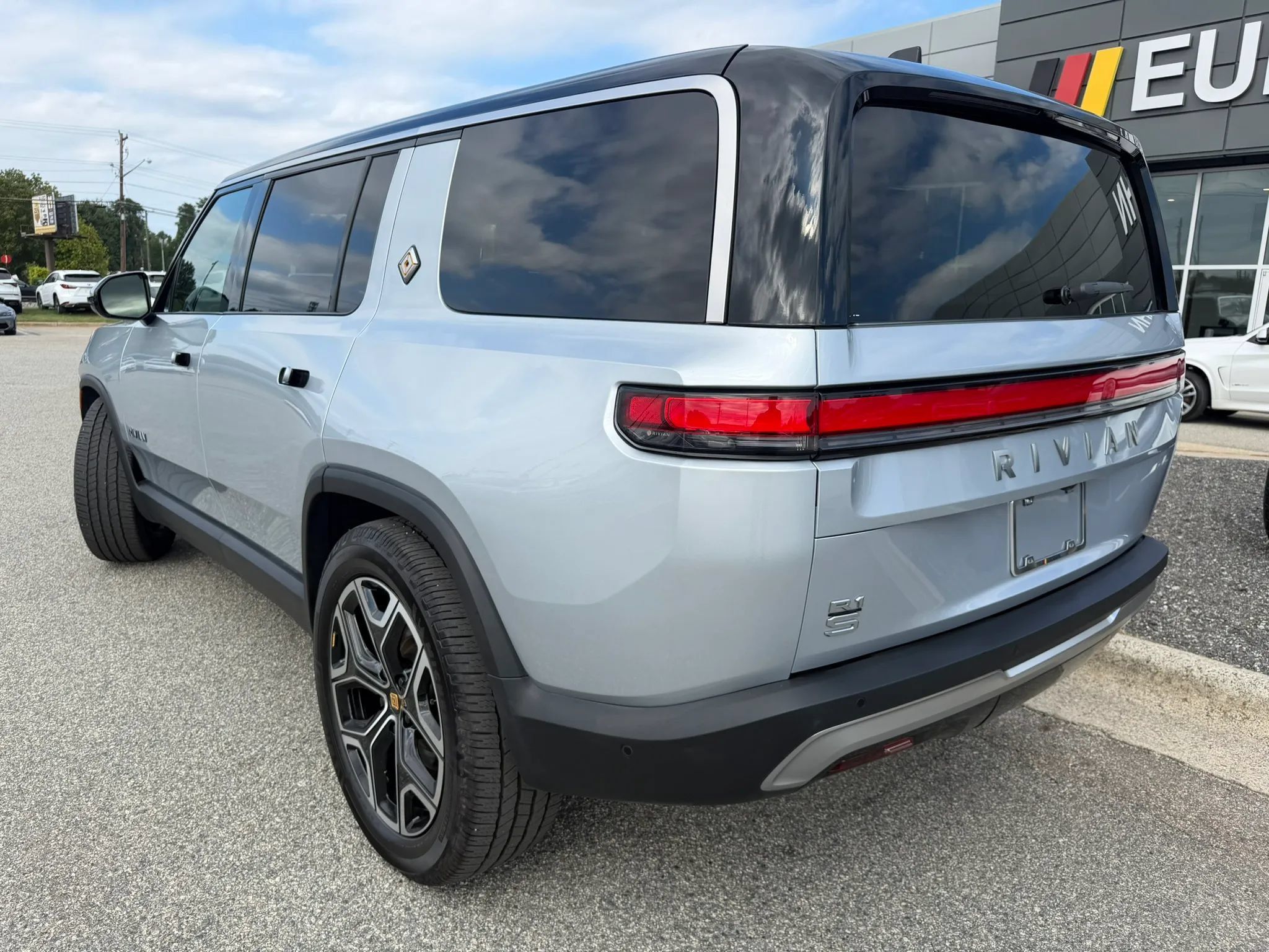 Used 2025 Rivian R1S Adventure Dual AWD/4WD image 3