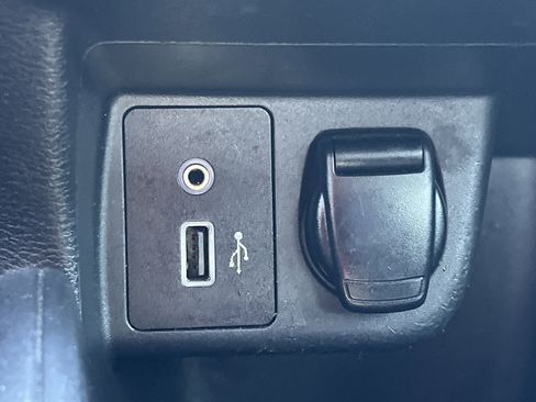 Used 2021 Nissan Versa SV image 7