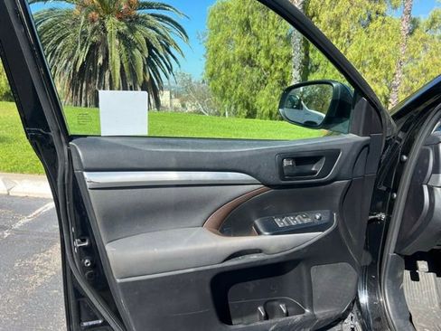 Used 2019 Toyota Highlander LE FWD image 12