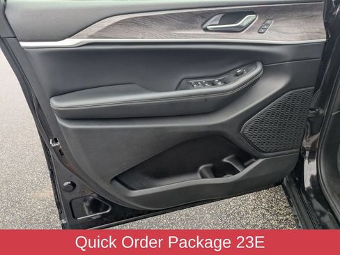 Used 2023 Jeep Grand Cherokee Limited AWD/4WD image 11