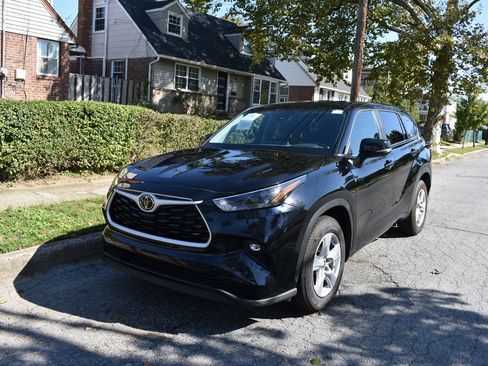 Used 2024 Toyota Highlander LE image 2
