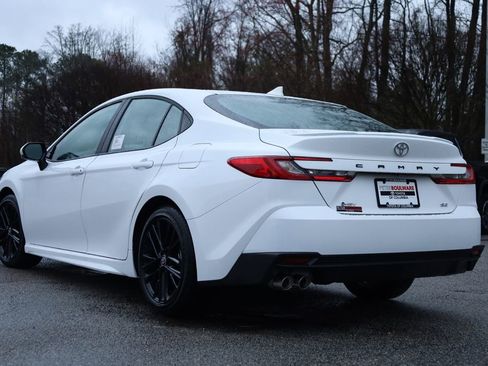 Used 2025 Toyota Camry SE image 3