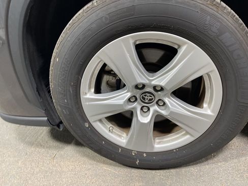 Used 2024 Toyota Highlander XLE image 37