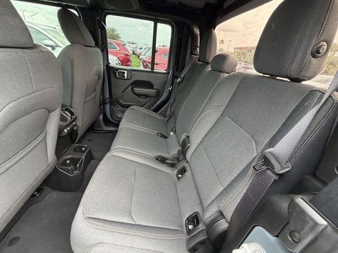Used 2025 Jeep Gladiator Sport AWD/4WD image 17