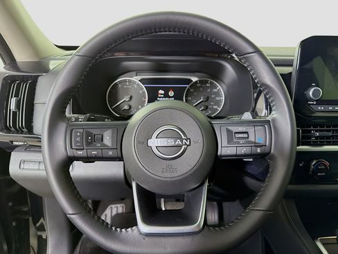 Used 2025 Nissan Pathfinder SV image 14