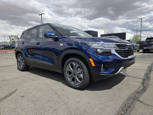 New 2026 Kia Seltos LX FWD image 2