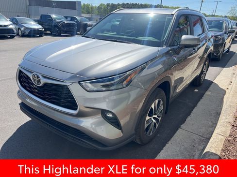 Used 2025 Toyota Highlander XLE image 13