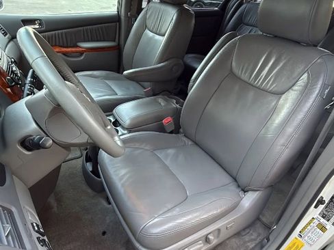 Used 2010 Toyota Sienna XLE image 40
