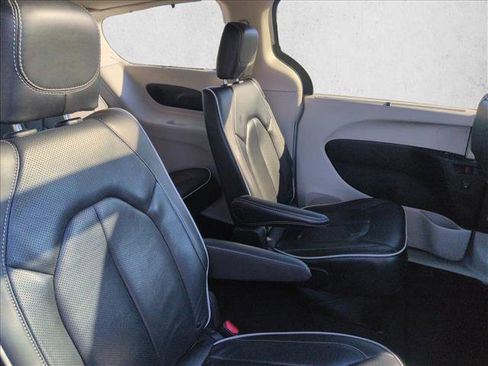 Used 2024 Chrysler Pacifica Limited image 22