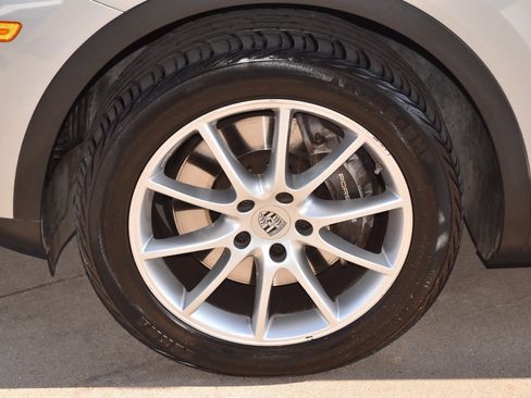 Used 2023 Porsche Cayenne Platinum Edition image 36