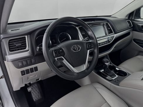 Used 2017 Toyota Highlander XLE image 9