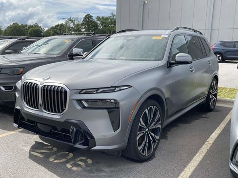 Used 2023 BMW X7 xDrive40i w/ M Sport Package AWD/4WD image 2