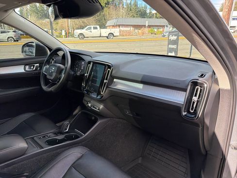 Used 2019 Volvo XC40 T5 Momentum image 18
