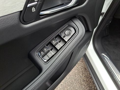 Certified 2026 Porsche Macan AWD/4WD image 24