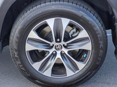 Used 2021 Toyota Highlander XLE AWD/4WD image 14