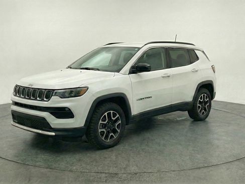 Used 2025 Jeep Compass Trailhawk image 3