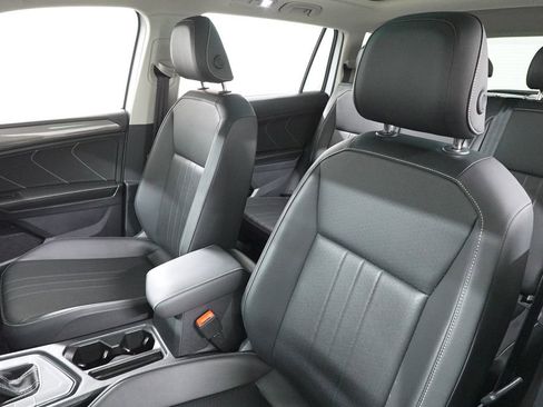 Used 2023 Volkswagen Tiguan SE w/ Panoramic Sunroof Package image 12