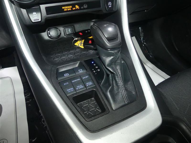Used 2021 Toyota RAV4 XLE AWD/4WD image 39
