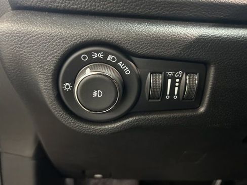 Used 2025 Chrysler Pacifica Limited image 18