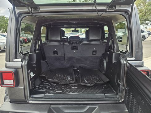 Used 2022 Jeep Wrangler Unlimited Rubicon AWD/4WD image 17