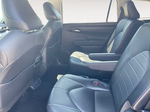 Used 2021 Toyota Highlander XLE FWD image 13