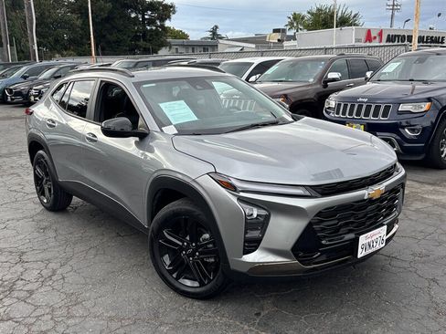 Used 2025 Chevrolet Trax ACTIV w/ Driver Confidence Package FWD image 2