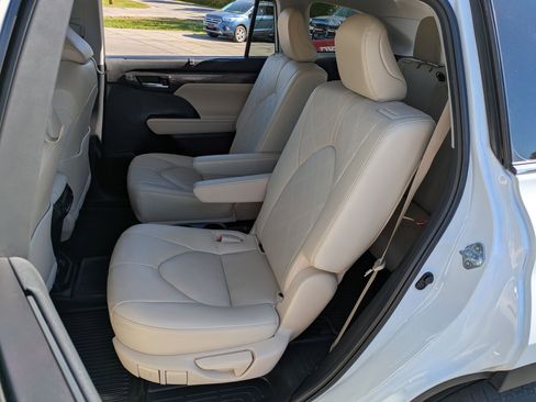 Used 2023 Toyota Highlander image 20