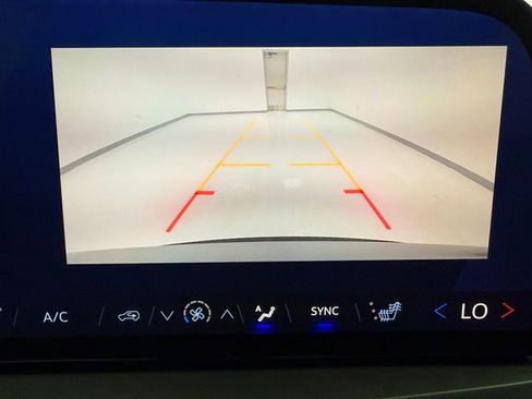 Used 2025 Chevrolet Traverse LT FWD image 20