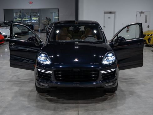 Used 2016 Porsche Cayenne Turbo S w/ Premium Package Plus image 40