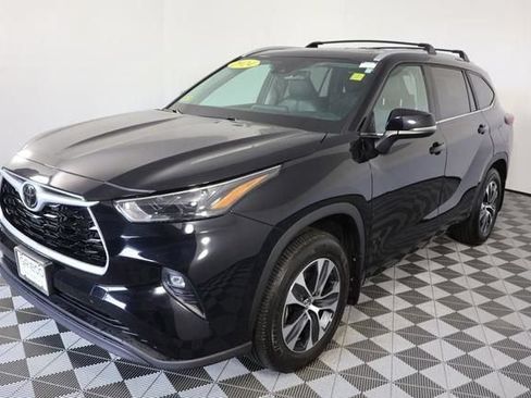 Used 2024 Toyota Highlander XLE AWD/4WD image 4