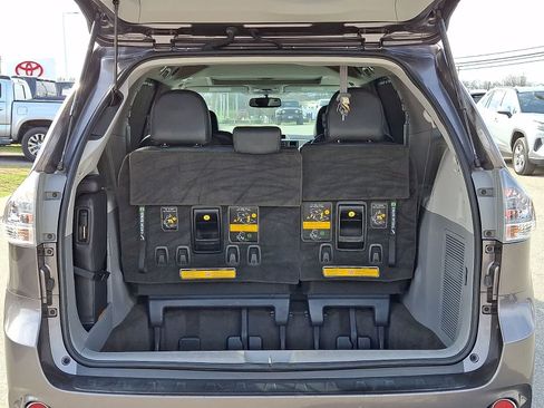 Used 2014 Toyota Sienna SE image 31