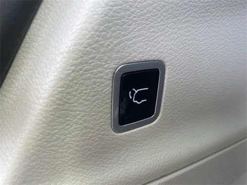 Used 2023 Chrysler Pacifica Limited image 26