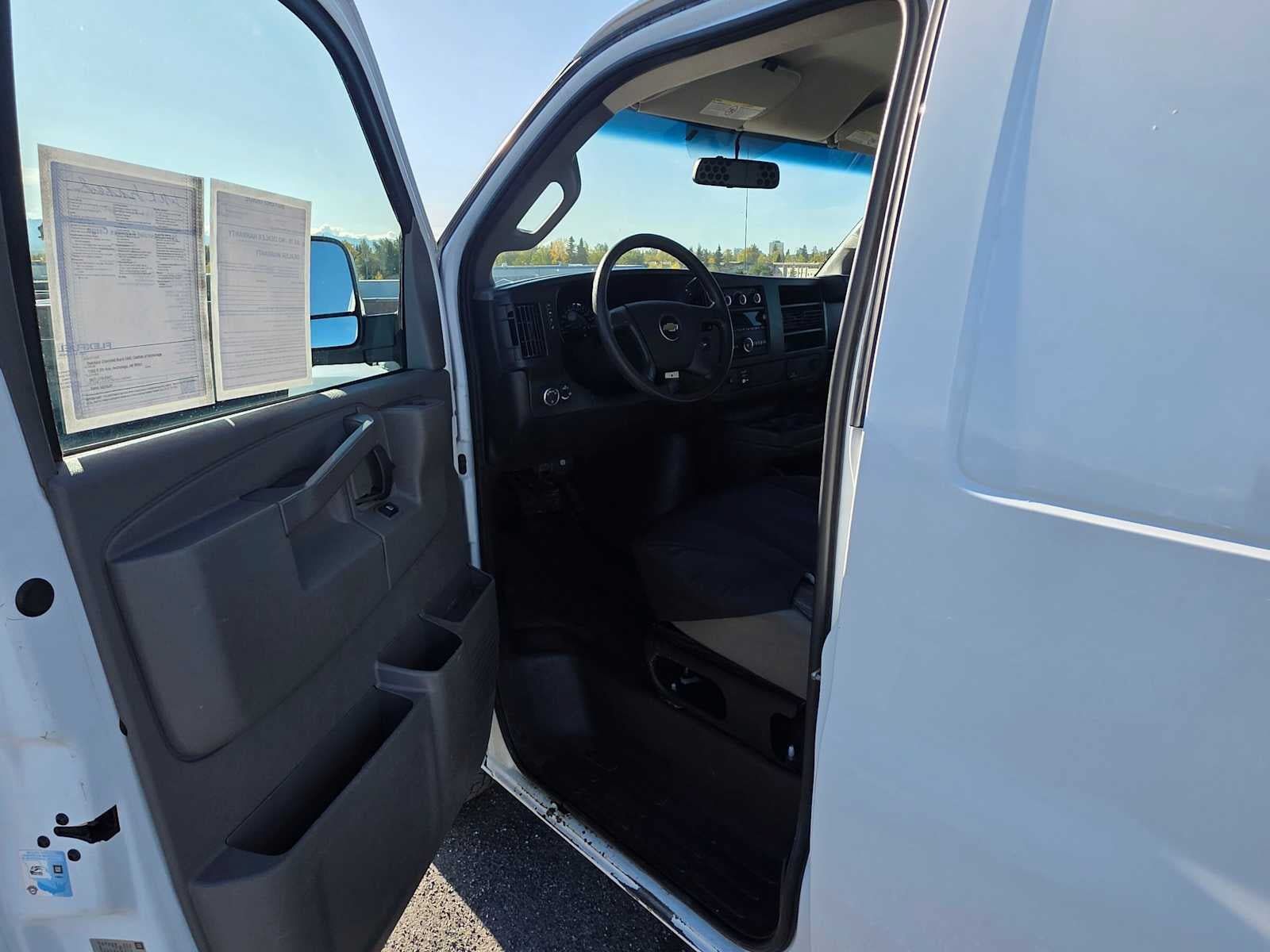 Used 2017 Chevrolet Express 3500 Extended RWD image 18