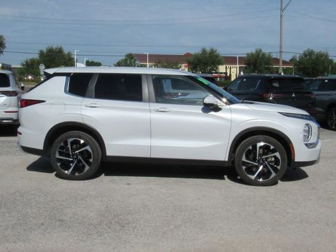 Used 2024 Mitsubishi Outlander SE AWD/4WD image 2