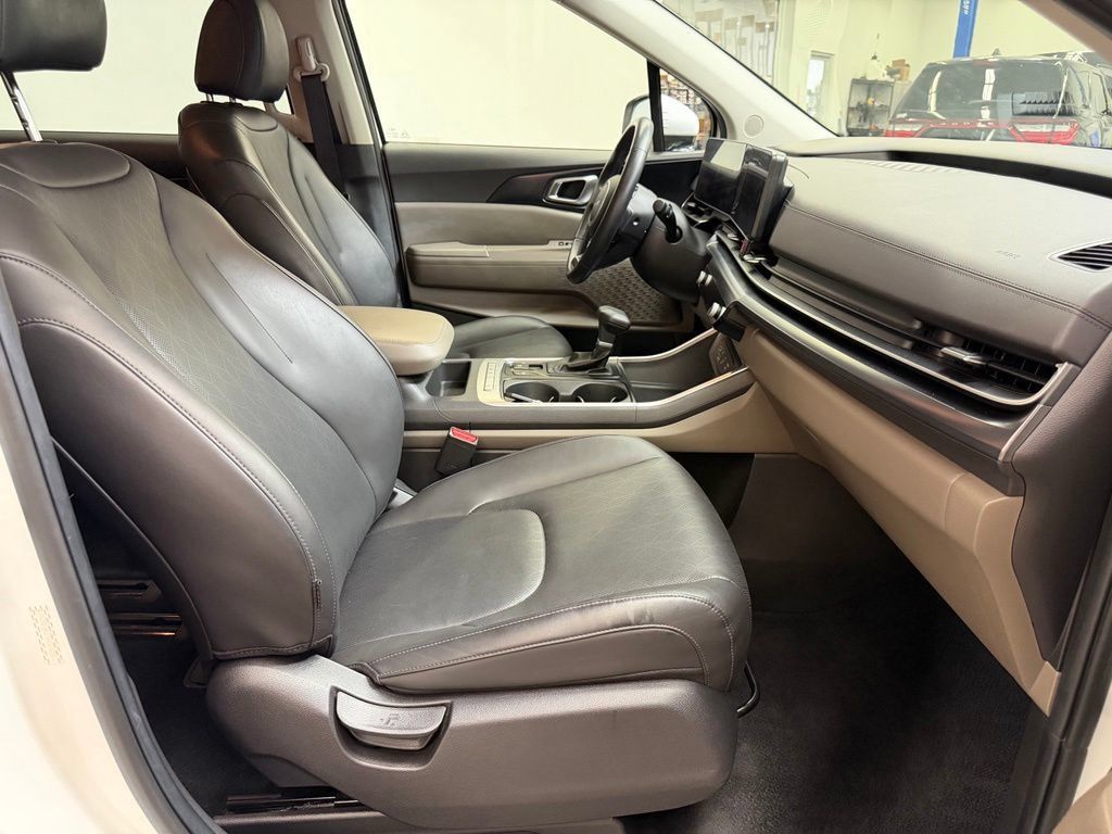 Used 2025 Kia Carnival FWD image 12
